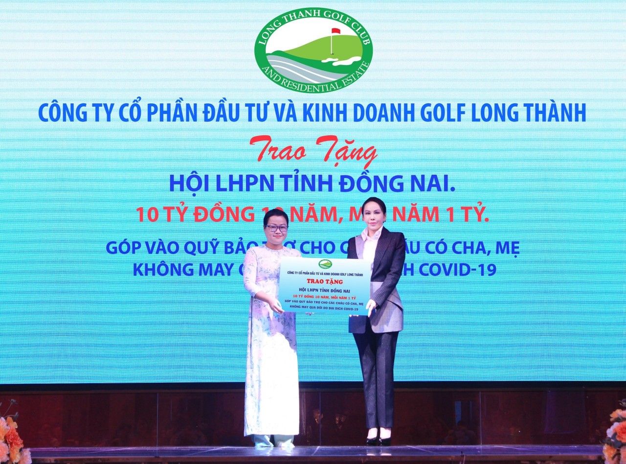 Bà Lê Nữ Thùy Dương, Phó Chủ tịch HĐQT Golf Long Thành (bên phải) trao bảng biểu trưng tài trợ cho lãnh đạo Hội Liên hiệp Phụ nữ tỉnh Đồng Nai.