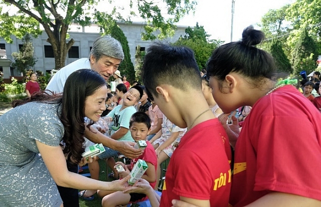 Hàng ngàn trẻ em Hà Nội đón niềm vui uống sữa đến từ Vinamilk và quỹ sữa vươn cao Việt Nam