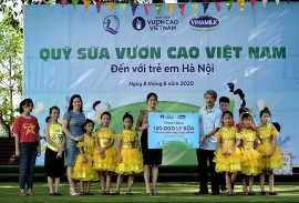 Hàng ngàn trẻ em Hà Nội đón niềm vui uống sữa đến từ Vinamilk và quỹ sữa vươn cao Việt Nam