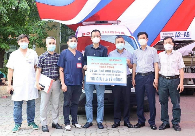 Tập đoàn Geleximco trao tặng xe ô tô cứu thương cho Bệnh viện Đại học Y Hà Nội.