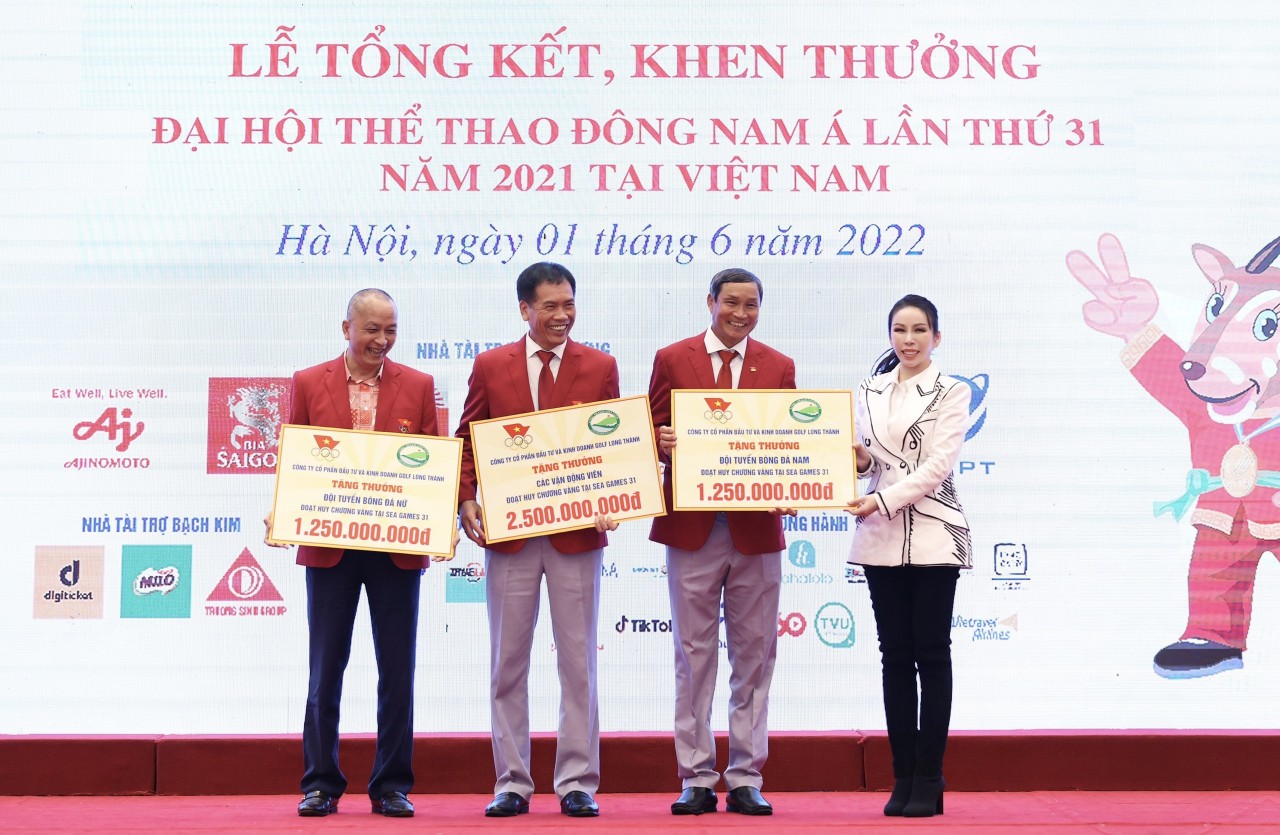 Bà Lê Nữ Thùy Dương - Phó Chủ tịch HĐQT Golf Long Thành trao bảng biểu trưng cho đại diện các vận động viên có thành tích thi đấu xuất sắc tại SEA Games 31.