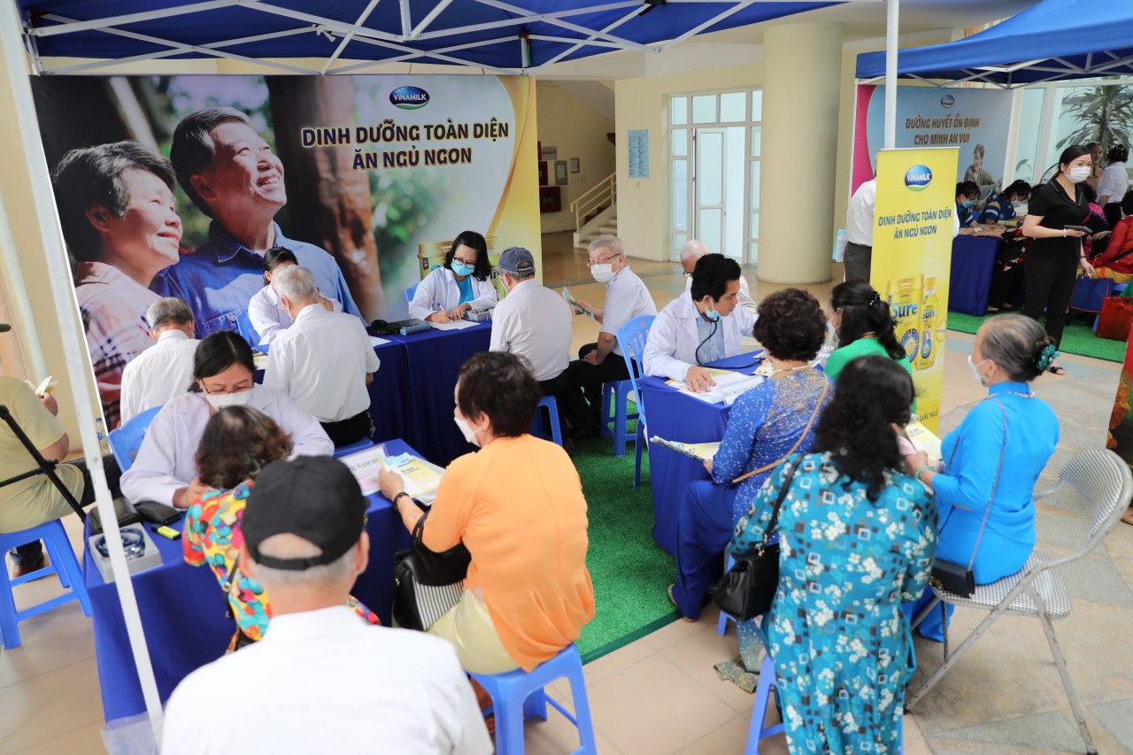 Vinamilk khởi động chuỗi ngày hội "Sống khỏe, sống thanh xuân" hướng đến người cao tuổi cả nước