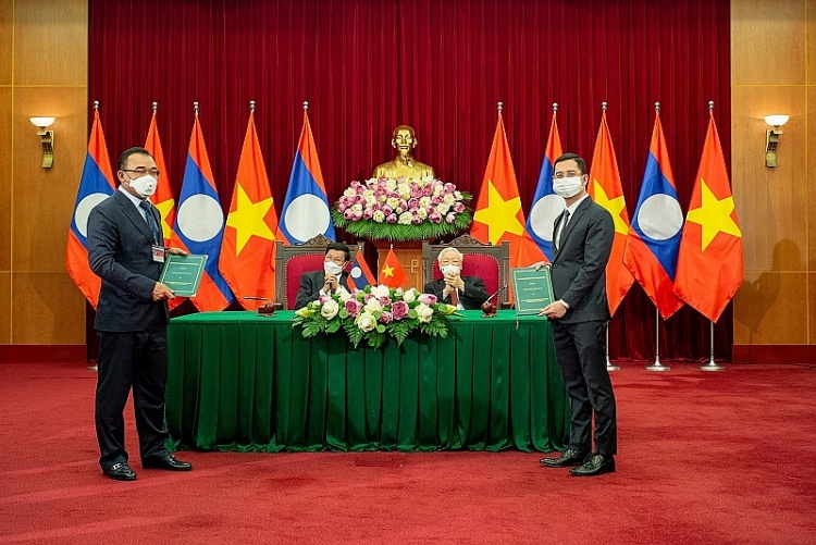 Lãnh đạo Công ty VinFast và Tập đoàn Phongsubthavy trao nhau biên bản ghi nhớ hợp tác trước sự chứng kiến của Tổng Bí thư Nguyễn Phú Trọng và Tổng Bí thư, Chủ tịch nước Lào Thongloun Sisoulith.