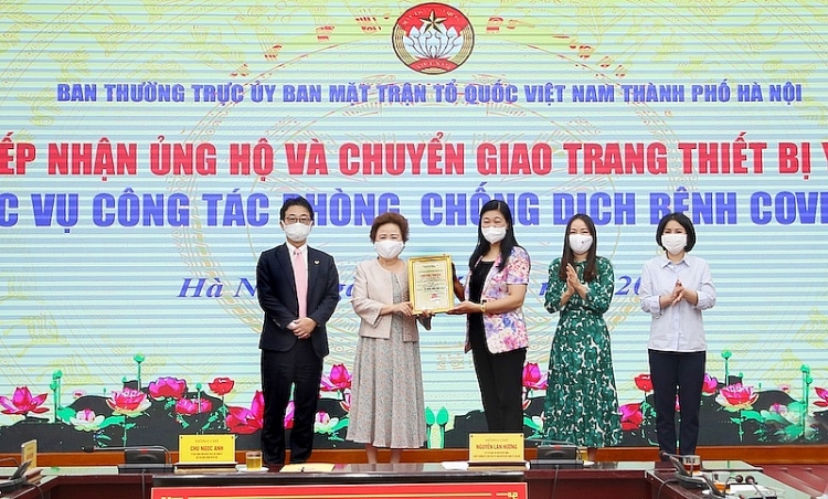 Madame Nguyễn Thị Nga đại diện Tập đoàn BRG, SeABank và Công ty Thành phố thông minh nhận Chứng nhận từ Ủy ban MTTQ Việt Nam Thành phố Hà Nội.