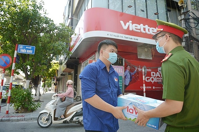 Nguyễn Hữu Đức - Nam sinh khoa Luật dành tiền dạy thêm mua nước tặng chốt phòng dịch COVID-19