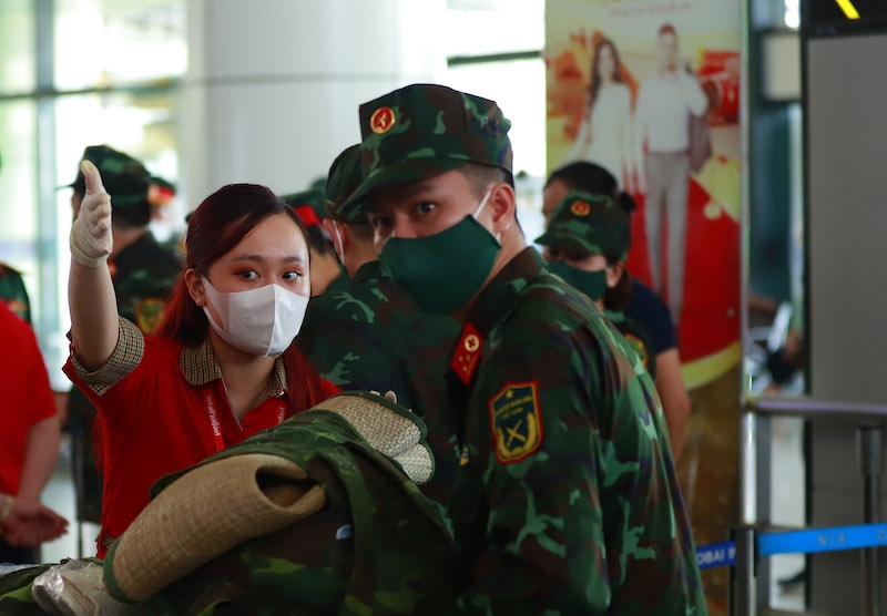 Vietjet tiếp tục vận chuyển y bác sĩ cho các địa phương chống dịch