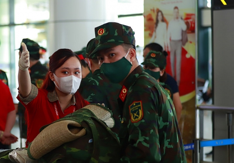 Nhân viên Vietjet hướng dẫn một bác sĩ quân y trong chuyến bay chiều 21/8 (ảnh: Đoàn Khánh).