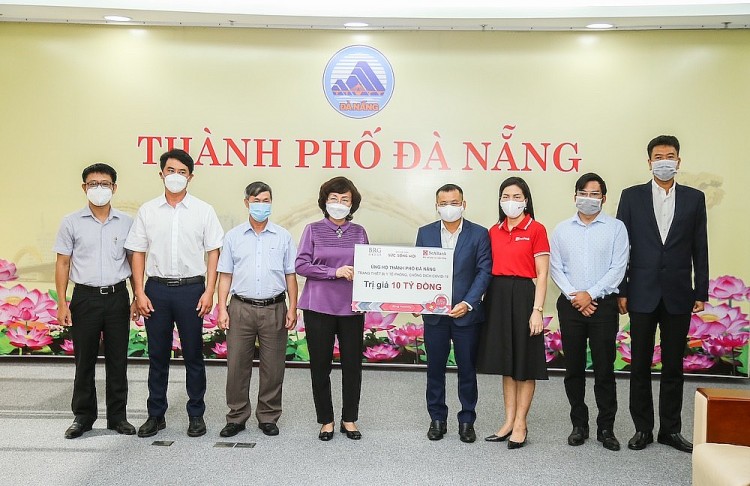 Phó Chủ tịch Thành phố Đà Nẵng Ngô Thị Kim Yến tiếp nhận ủng hộ các trang thiết bị từ “Quỹ An Sinh Sức Sống Mới của BRG và SeABank”.