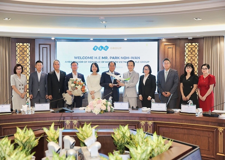 Lãnh đạo Tập đoàn FLC tặng hoa và quà lưu niệm cho Đại sứ Park Noh Wan