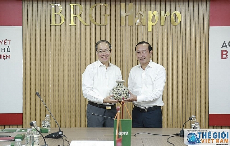 Tổng giám đốc Hapro Vũ Thanh Sơn trao quà lưu niệm là sản phẩm bình gốm Chu Đậu cho Trợ lý Bộ trưởng Ngoại giao Nguyễn Văn Thảo. (Ảnh: Trung Hiếu)