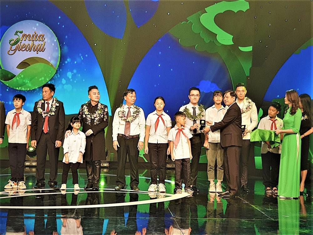 Vinamilk “Trao cơ hội đi học, cho cơ hội đổi đời” cùng chương trình “Cặp lá yêu thương”
