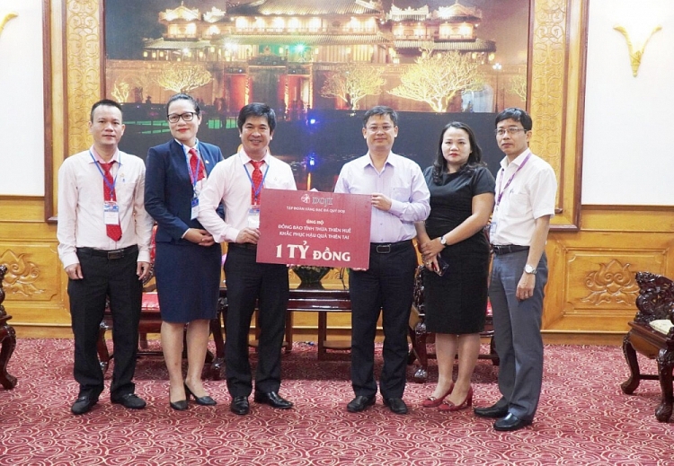 Ông Nguyễn Thanh Bình - Phó Chủ tịch UBND tỉnh Thừa Thiên – Huế đại diện tiếp nhận ủng hộ của Tập đoàn DOJI.