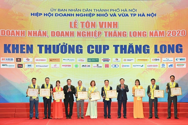 T&T Group và SHB vinh dự đón nhận Cup Thăng Long, tôn vinh những đóng góp của doanh nghiệp cho sự phát triển của xã hội.