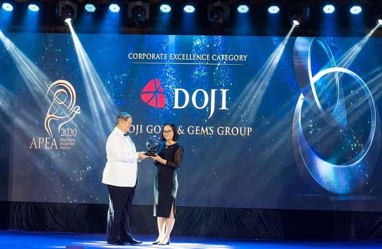 Bà Lê Thị Hiền - Phó Tổng giám đốc Tập đoàn Vàng bạc Đá quý DOJI nhận giải thưởng Doanh nghiệp Bán lẻ xuất sắc châu Á – Thái Bình Dương 2020.