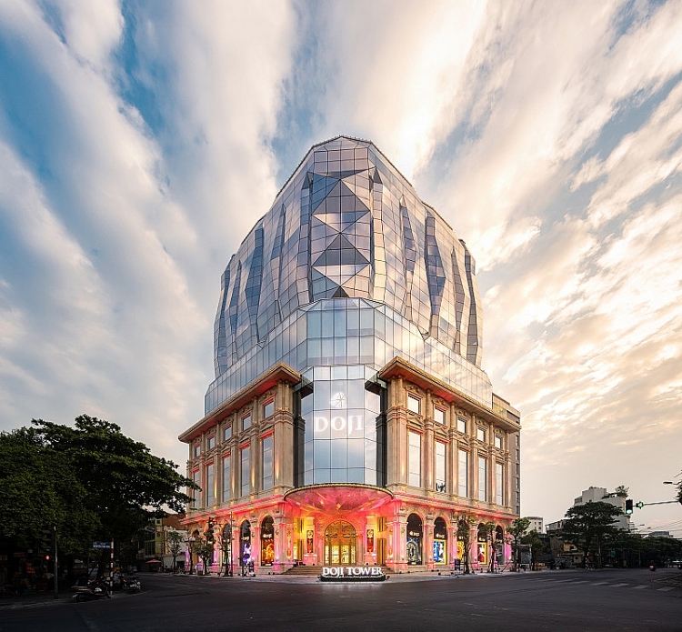 DOJI đã xây dựng Trung tâm Vàng bạc trang sức lớn nhất Việt Nam tọa lạc tại Tòa nhà DOJI Tower, số 5 Lê Duẩn, Ba Đình, Hà Nội.