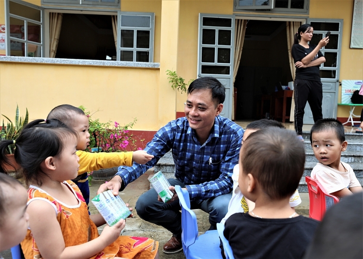 Vinamilk cùng quỹ sữa vươn cao Việt Nam 12 năm liền mang lại niềm vui uống sữa cho trẻ em tỉnh Yên Bái