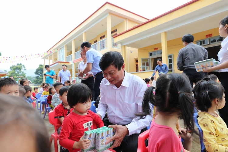 Vinamilk cùng quỹ sữa vươn cao Việt Nam 12 năm liền mang lại niềm vui uống sữa cho trẻ em tỉnh Yên Bái