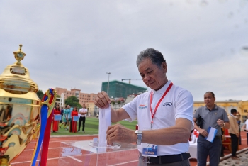 Bán đấu giá trái bóng có chữ ký HLV Park Hang-seo ủng hộ đồng bào lũ lụt