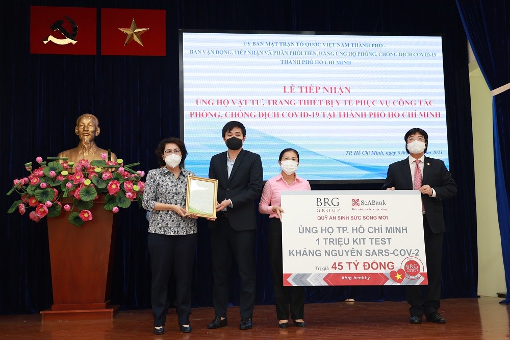 Đại diện chính quyền Thành phố Hồ Chí Minh tiếp nhận ủng hộ từ “Quỹ An Sinh Sức Sống Mới của BRG và SeABank”.
