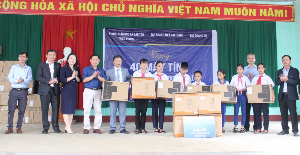 Tân Á Đại Thành tặng máy tính cho các trường học vùng lũ Quảng Trị