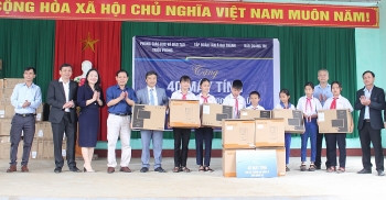 Tân Á Đại Thành tặng máy tính cho các trường học vùng lũ Quảng Trị