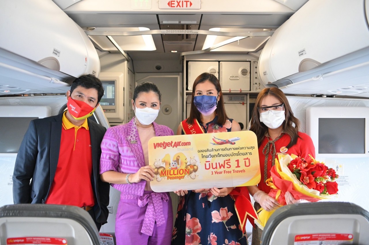 Đại diện Tổng Cục du lịch Thái Lan (thứ hai từ trái sang)  chúc m​ừng hành khách thứ 10 triệu trên chuyến bay đặc biệt của Vietjet Thái Lan.