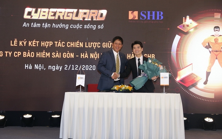 Ông Lê Hoài Nam – Phó Tổng Giám đốc Bảo hiểm BSH (bên trái) ký kết hợp tác chiến lược cùng ông Đỗ Quang Vinh – Phó Giám đốc Khối ngân hàng bán lẻ - Ngân hàng SHB
