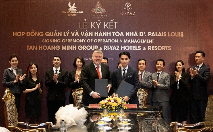 Phó Tổng Giám đốc Tập đoàn Tân Hoàng Minh, ông Đỗ Hoàng Minh cùng đại diện Ri-Yaz Hotels & Resorts tại Việt Nam ký MOU quản lý vận hành D’. Palais Louis.