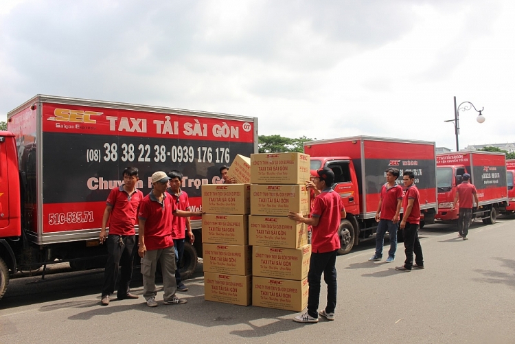 Nhân viên vận chuyển Saigon Express thực hiện việc kiểm đếm hàng hóa 