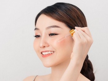 beauty blogger review ve serum duong den skinfood nhu the nao