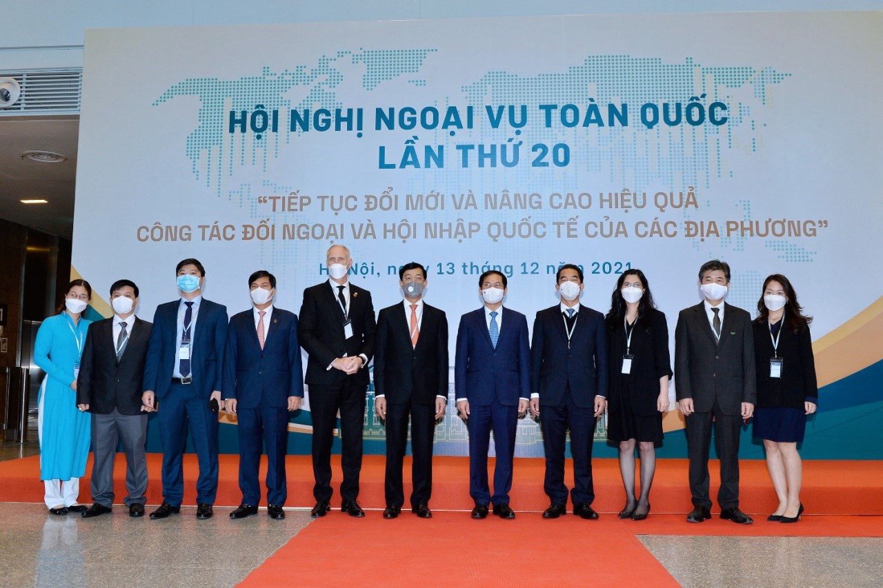 Bộ trưởng Bùi Thanh Sơn chụp ảnh lưu niệm cùng đại diện 3 thương hiệu BRG Golf; Hapro và Gốm Chu Đậu tại Hội nghị Ngoại vụ Toàn quốc lần thứ 20.