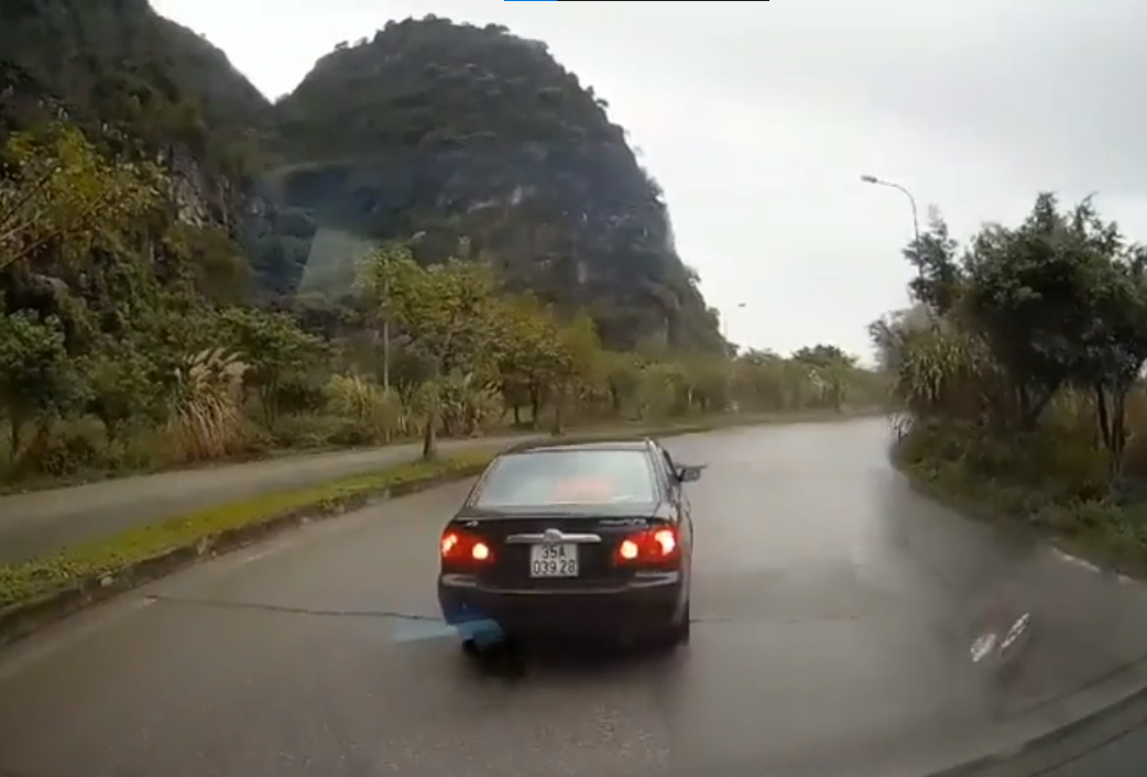 Video: Hoảng hồn cảnh ô tô đi lùi né chốt kiểm tra nồng độ cồn