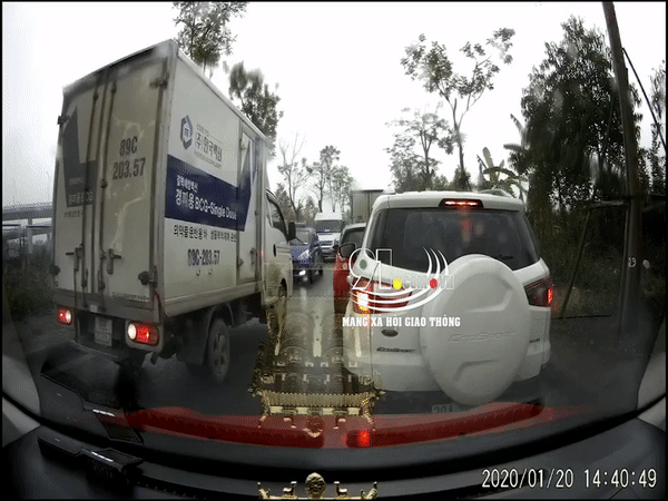 Video: Chạy lấn làn ngược chiều đòi vượt, xe tải nhận cái kết đắng