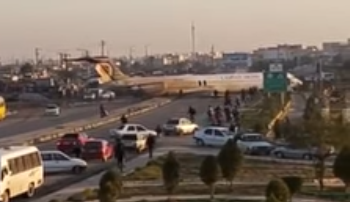 Video: Máy bay chở 135 người hạ cánh lỗi, lao ra giữa cao tốc
