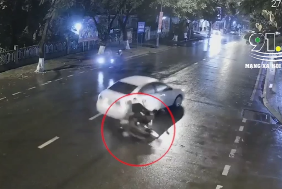 video xe may lao nhu ten ban dam thang vao o to giua nga tu