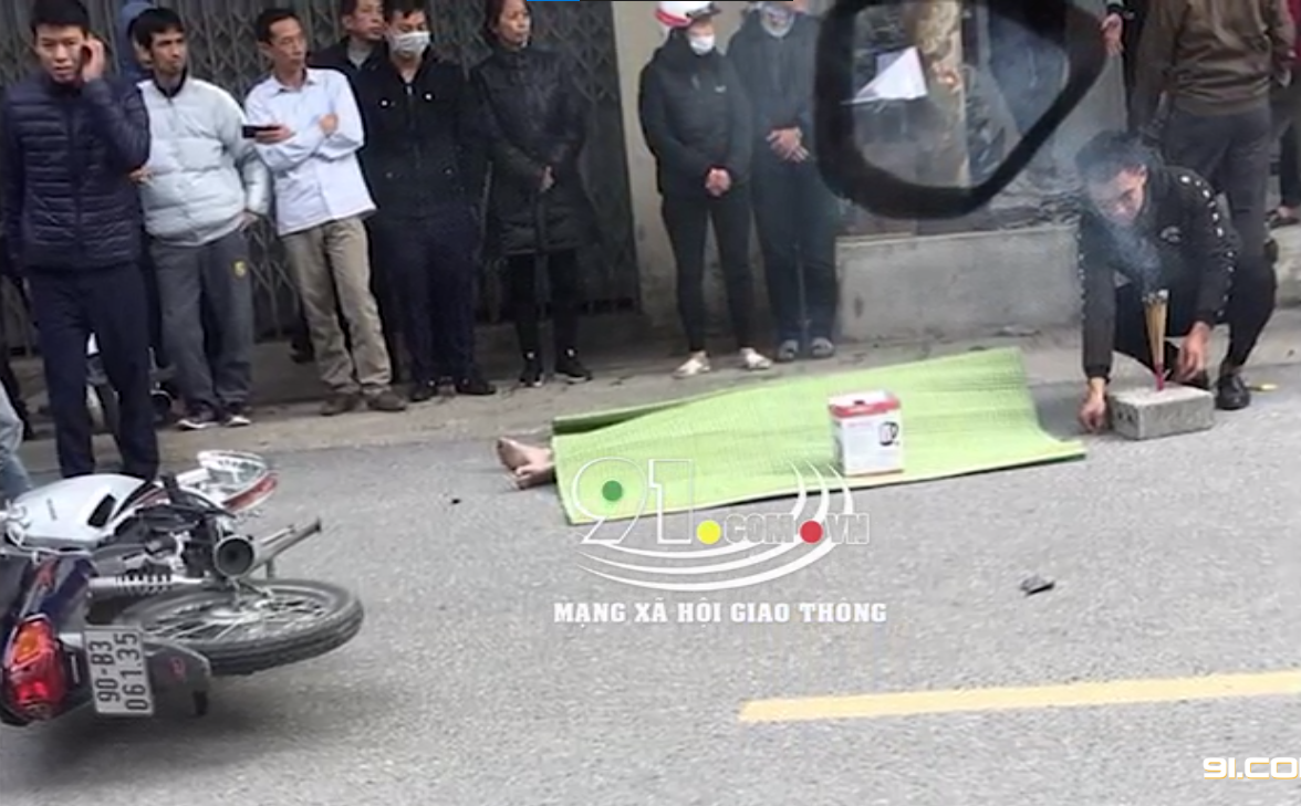 video tong xe cuc manh vao goc cay nguoi dan ong chet tham ngay mung 3 tet