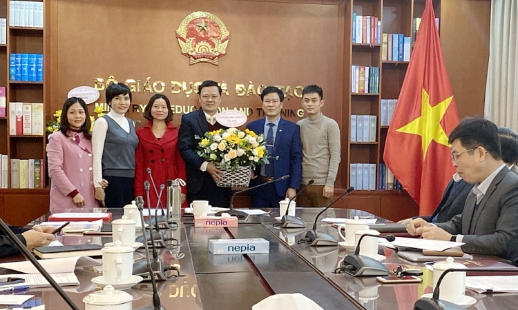 Văn phòng Đảng – Đoàn thể chúc mừng ông Nguyễn Sinh Thành (Ảnh: Báo GD-TĐ)