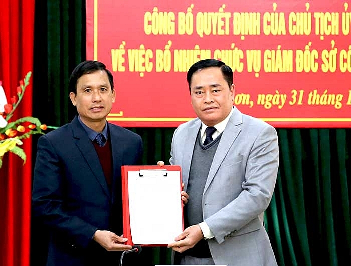 Ông Hồ Tiến Thiệu, Phó Bí thư Tỉnh ủy, Chủ tịch UBND tỉnh Lạng Sơn trao quyết định cho ông Nguyễn Đình Đại (Ảnh: Báo Lạng Sơn)