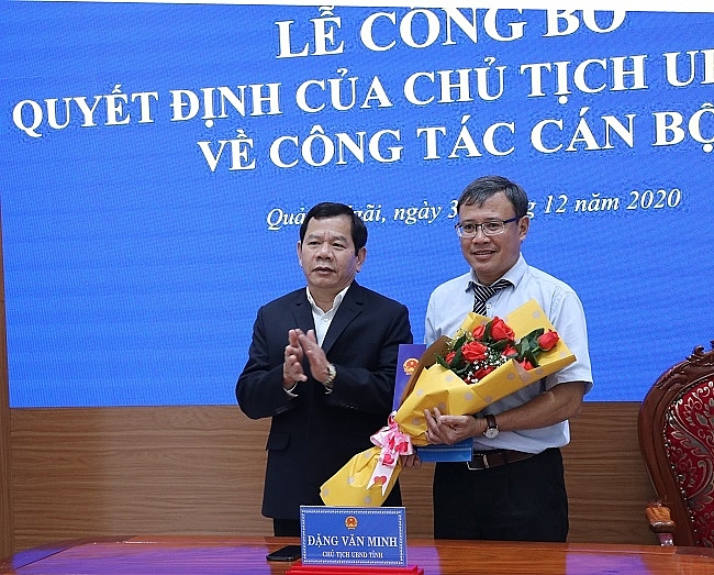 Ông Nguyễn Anh Nam nhận quyết định bổ nhiệm (Ảnh: Cổng TTĐT tỉnh Quảng Ngãi)