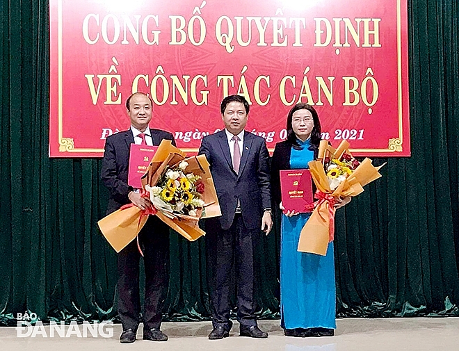 Ông Lương Nguyễn Minh Triết trao quyết định cho ông Lê Quang Nam và bà Phan Thị Thúy Linh