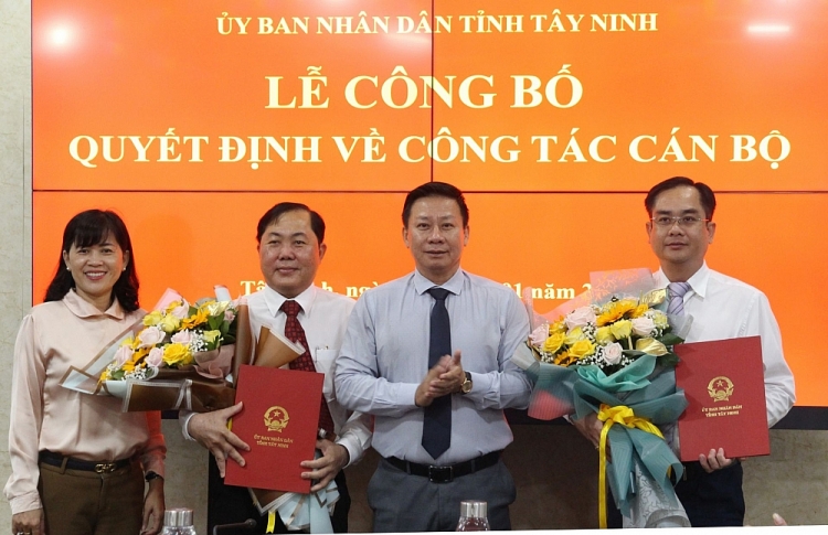 Chủ tịch UBND tỉnh Nguyễn Thanh Ngọc và lãnh đạo Sở Nội vụ chúc mừng ông Trương Văn Hùng và ông Đoàn Minh Long (Ảnh: Báo Tây Ninh)
