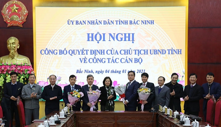 Ông Nguyễn Nhân Chinh (thứ 6 từ phải sang) nhận quyết định bổ nhiệm (Ảnh: Báo Bắc Ninh)