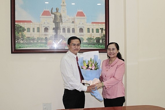 Chủ tịch HĐND TPHCM Nguyễn Thị Lệ trao quyết định bổ nhiệm cho ông Cao Thanh Bình (Ảnh: SGGP0