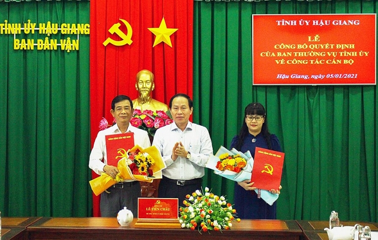 Ông Sầm Hoàng Minh và bà Nguyễn Thị Thùy Linh nhận quyết định (Ảnh: Báo Hậu Giang)