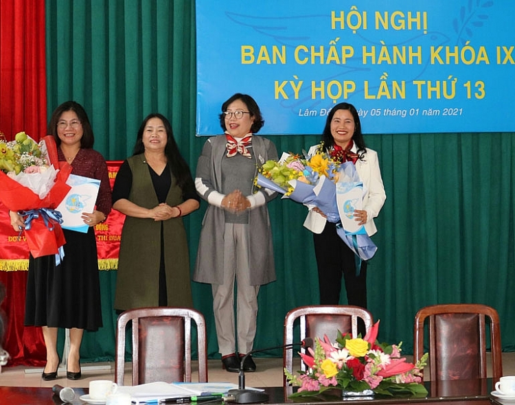Lãnh đạo tỉnh Lâm Đồng trao quyết định cho 2 cán bộ (Ảnh: Báo Lâm Đồng)