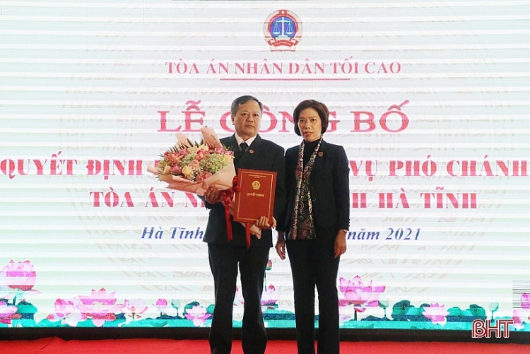 Phó Vụ trưởng Vụ Tổ chức - cán bộ TAND tối cao Đào Tú Hoa trao quyết định cho ông Nguyễn Hà Ngân