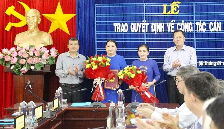 Bà Nguyễn Thị Kim Quyên và bà Lâm Thị Kim Chi nhận quyết định (Ảnh: Cổng TTĐT Quốc hội)