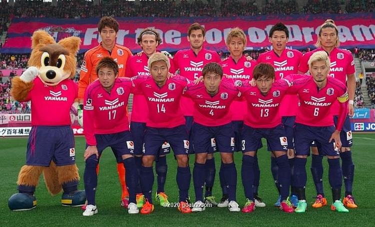 Linh vật ngộ nghĩnh sói Lobito của Cerezo Osaka (ngoài cùng bên trái)