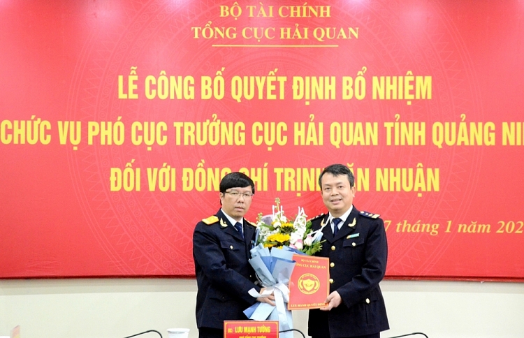 Phó Tổng cục trưởng Tổng cục Hải quan Lưu Mạnh Tưởng trao quyết định cho ông Trịnh Văn Nhuận (Ảnh: Báo Quảng Ninh)