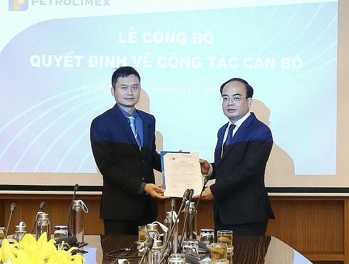 Ông Nguyễn Sỹ Cường (phải) được bổ nhiệm giữ chức Phó Tổng Giám đốc Petrolimex (Ảnh: Tạp chí Công thương)